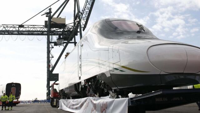 El primer AVE Talgo fabricado para Arabia Saudí ha salido hoy desde Barcelona en un buque especial con destino Jeddah (Arabia Saudí).