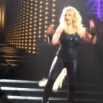 Britney en el momento de perder parte de su pelo