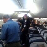 Imagen tomada por un pasajero. La víctima viajaba delante de la joven que se encuentra de pie en el pasillo