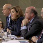 Sáenz de Santamaría (2i), junto a Wert (i); Guindos (2d); y Montoro (d), durante la rueda de prensa tras la reunión semanal del Consejo de Ministros.