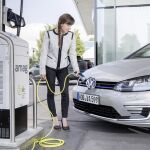 En una toma doméstica se recarga en 3 horas y 45 minutos y en una rápida en 2 horas y 15 minutos.