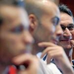 Valero Rivera sonríe, al lado de Rocas y Víctor Tomás, en la conferencia de prensa previa a la final
