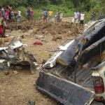 Vehículo policial, dañado tras la explosión de una mina de las FARC en el norte de Colombia.