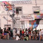 A las puertas del centro okupado, en el 17 de la calle Batalla de Belchite, se congregaron ayer más de 200 personas para impedir su desahucio. Llevaban allí desde las 8 de la mañana aunque el lanzamiento era a las 12:00 horas