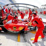 Los mecánicos de Ferrari, con el coche de Fernando Alonso