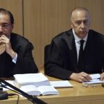 En la imagen, el vicepresidente deportivo del Real Murcia, Juan Antonio Samper (d), durante la audiencia.