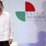 El Rey Felipe VI acompañado por el presidente de México, Peña Nieto (d), durante su participación en la clausura del X Encuentro Empresarial Iberoamericano el día 7