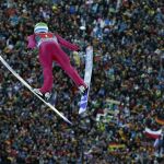 El noruego Anders Jacobsen, durante su primer salto en Garmisch-Partenkirchen