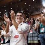 Pedro Sánchez, junto a su antecesor en el cargo, Alfredo Pérez Rubacalba, durante el congreso federal extraordinario del partido que lo ha ratificado por aclamación como nuevo líder socialista.