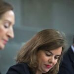 Soraya Sáenz de Santamaría (c), junto a Alfonso Alonso y Ana Pastor (i).