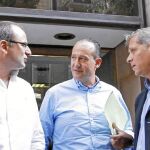 Jaime Gelada, en el centro de la imagen, acompañado de Alberto Fernández y Alberto Villagrasa