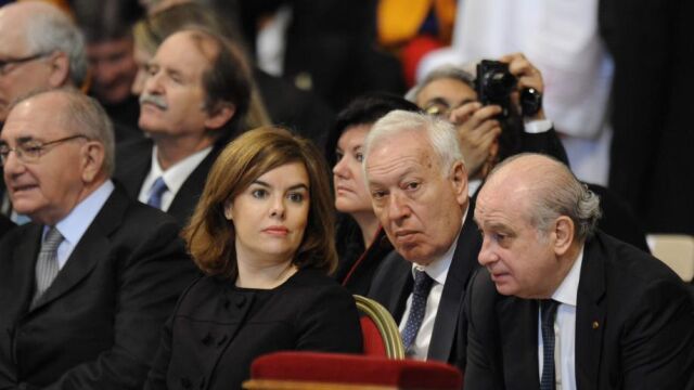 Saénz de Santamaría y los ministros de Exteriores, José Manuel García Margallo, y de Interior,Jorge Fernandez Díaz, en la Basilica de San Pedro