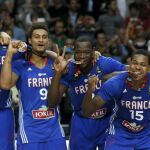 El alero francés Michael Gelabale (2d), junto con sus compañeros muerden la medalla de bronce mientras celebran la victoria sobre Lituania en el partido del Mundial de Baloncesto 2014