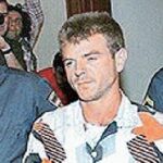 Miguel Ricart, escoltado por dos agentes durante el juicio por el crimen de Alcàsser