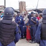 La Policía liberiana intenta evitar los disturbios en un área de aislamiento en Monrovia