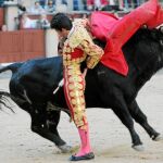 Juan del Álamo, en las bernadinas con las que puso punto final a su primera faena, ayer en la Feria de la Comunidad de Las Ventas