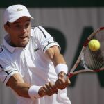 Roberto Bautista Agut devuelve una bola durante su partido contra Florian Mayer