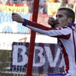 El delantero francés del Atlético de Madrid Antoine Griezmann celebra el gol marcado al Levante, el primero de los dos suyos