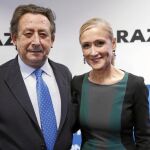 La candidata del PP, Cristina Cifuentes, junto a Alfonso Ussía, ayer, en la sede del periódico