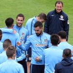 Los jugadores de la primera plantilla dan la bienvenida a los del Atlético B
