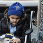 Ashya King, de 5 años y aquejado de un meduloblastoma, pasa las noches junto a su madre en el Hospital Universitario de Motol (Praga)