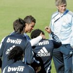 Manuel Pellegrini, entrenador del Real Madrid, pensativo durante un ensayo; cerca de él, Cristiano Ronaldo, el salvavidas del equipo