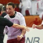 Valero Rivera celebra con Youssef Benali y Kamalaldin Mallash el pase a semifinales.