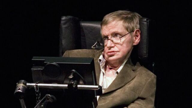 Stephen Hawking le fue diagnosticada esta enfermedad a los 21 años y convivió con ella durante más de 50 años, hasta los 76