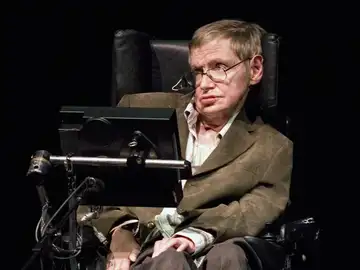 Stephen Hawking le fue diagnosticada esta enfermedad a los 21 años y convivió con ella durante más de 50 años, hasta los 76 Stephen Hawking le fue diagnosticada esta enfermedad a los 21 años y convivió con ella durante más de 50 años, hasta los 76