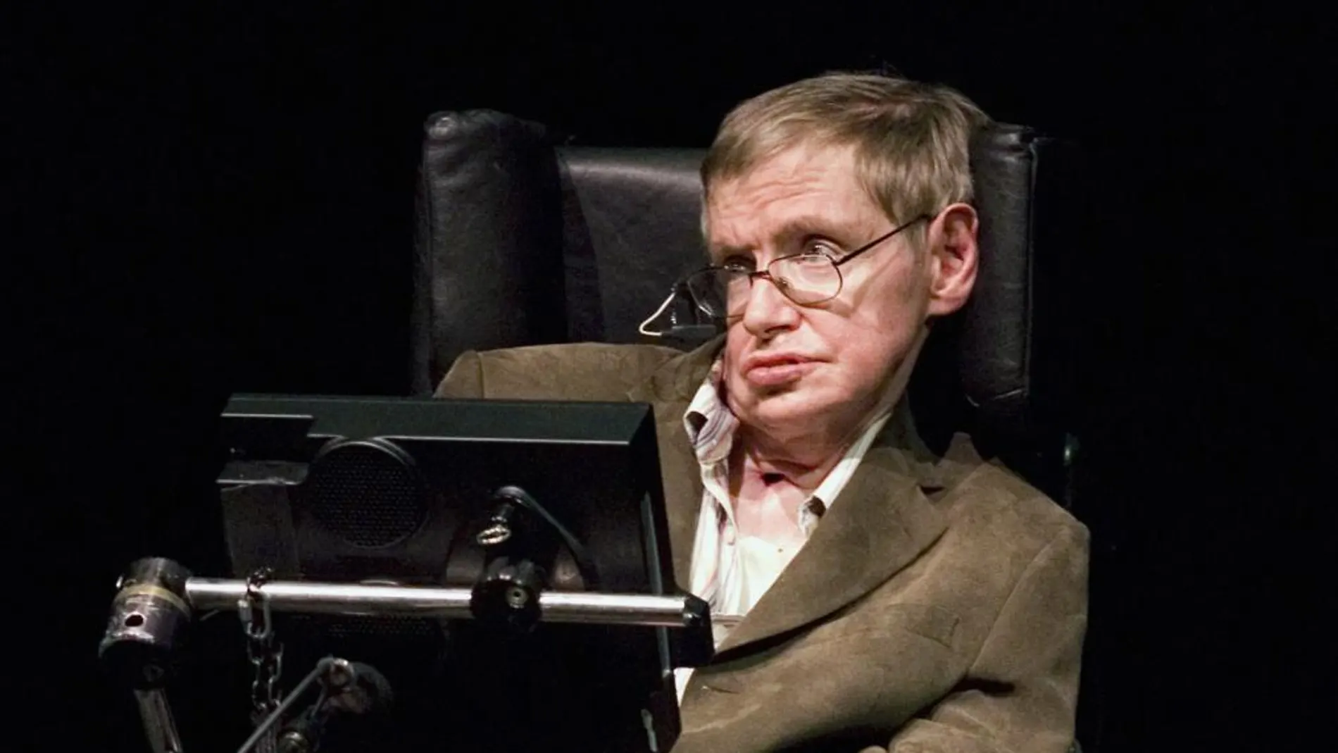 Stephen Hawking le fue diagnosticada esta enfermedad a los 21 años y convivió con ella durante más de 50 años, hasta los 76