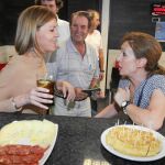 Durante la jornada se hace necesario un alto para reponer fuerzas. Allí también se acercan a Cospedal para cambiar impresiones