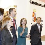 Los Reyes durante su visita al stand de FITUR de Castilla y León.