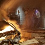 Varios hombres llevan a un civil herido en un bombardeo