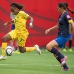 Ligia Moreira (d) de Ecuador ante Gabrielle Onguene, de Camerún