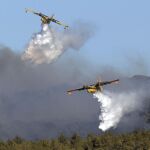 Imagen de archivo de descargas de agua desde aviones contra incendios