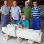 Los hombres con su escultura de 1,86 metros de altura y 760 kilos de peso