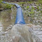 Personal de ADIF achica con bombas el agua para restablecer el servicio del AVE entre Girona y Figueres.
