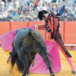 Morante toreando de capa, ayer en Sevilla