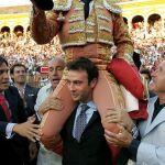 Enrique Ponce, junto a otros toreros como Litri, Padilla y El Cid saca a hombros por la Puerta del Príncipe a Manzanares padre