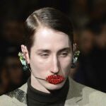 Un modelo presenta la colección del diseñador Walter Van Beirendonck para la temporada otoño-invierno durante la Semana de la Moda de París, Francia hoy, miércoles 16 de enero de 2013. La presentación de la colección masculina se celebra del 16 al 20 de enero. EFE/Caroline Blumberg