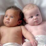 Imagen de otra excepción de la naturaleza. Dos hermanos mellizos, en este caso, de diferente color, nacieron en Reino Unido en 2006.
