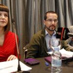 El secretario de Organización de Podemos, Sergio Pascual (c), acompañado por los responsables del Consejo Ciudadano estatal de Extensión y Círculos, Miguel Bermejo y Lucía Ayala, durante la presentación de los resultados.
