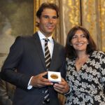 Nadal posa con la medalla Grand Vermeil Paris, que ha recibido de manos de la alcaldesa Anne Hidalgo