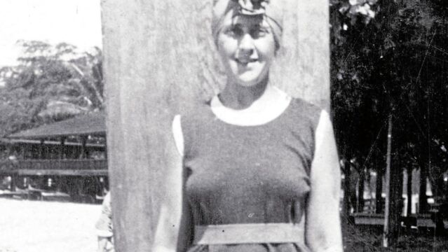 La novelista se jugó la vida surfeando en las aguas de Honolulu debido al mal tiempo