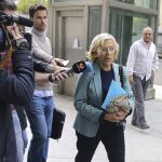 La alcaldesa de Madrid, Manuela Carmena, a su llegada hoy a la reunión con su equipo de gobierno para analizar la polémica de los «tuits».