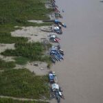 Pequeños barcos anclados a lo largo de la orilla del río Ucayali , cerca de Pucallpa , Perú. La tala ilegal persiste sin remedio en esta remota comunidad remota comunidad del Amazonas