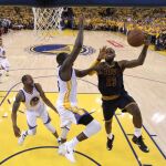 El jugador de Cleveland Cavaliers LeBron James logró un triple doble monumental de 39 puntos, 16 rebotes y 11 asistencias
