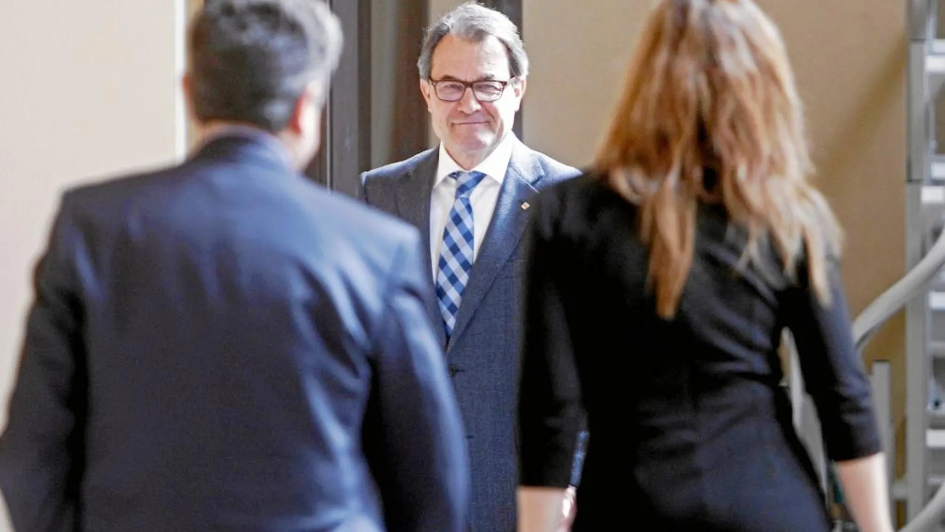 El presidente catalán, Artur Mas, ayer en los pasillos del Parlament, frente a Alicia Sánchez-Camacho