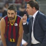 Juan Carlos Navarro escucha las indicaciones de Xavi Pascual