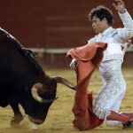 Abellán da un pase con la muleta al primero de su lote